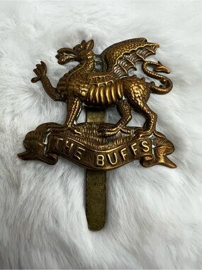 WWII Brass Cap Badge - The Buffs (Royal East Kent Regiment)